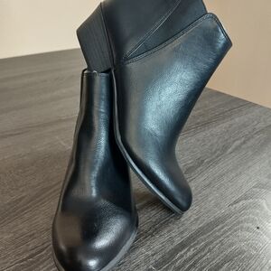 Esprit Tiffany Ankle Bootie Boots. Woman's 10.Black faux leather. Zip up backs.